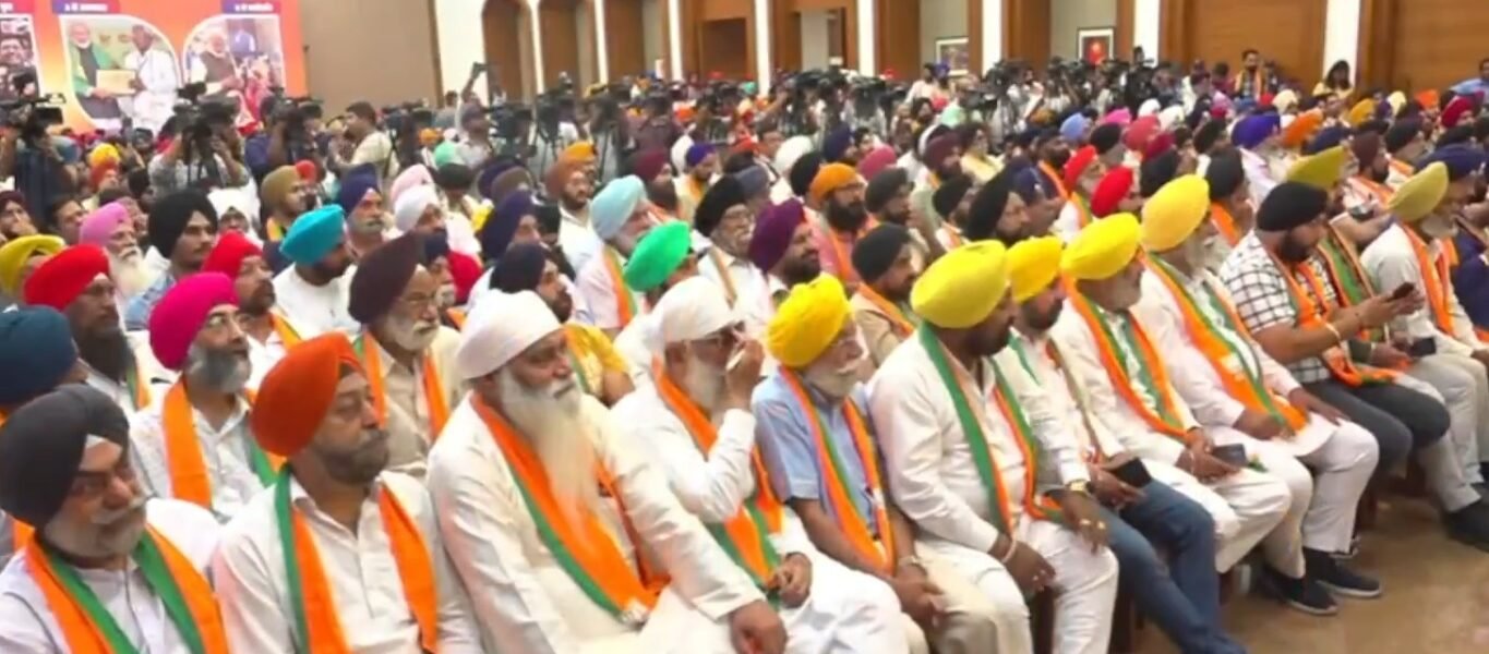 Delhi Many members of Sikh Gurdwara Management Committee joined BJP.