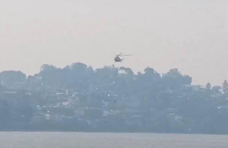 उत्तराखंड: नैनीताल के जंगल में लगी आग बुझाने के लिए भारतीय वायु सेना ने MI-17 हेलीकॉप्टर से पानी का छिड़काव किया