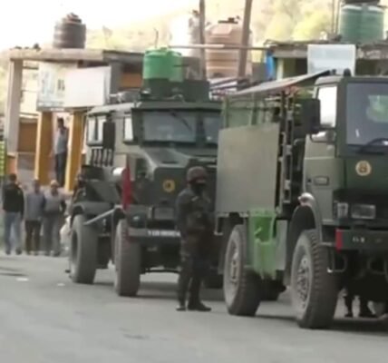 In Kashmir Valley, police along with security forces arrested a Lashkar-e-Taiba terrorist.