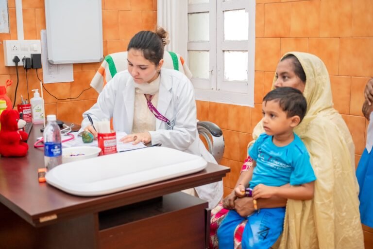 Six thousand tourists trapped in Atal Tunnel and fog due to heavy snowfall in Himachal Pradesh were rescued safely.