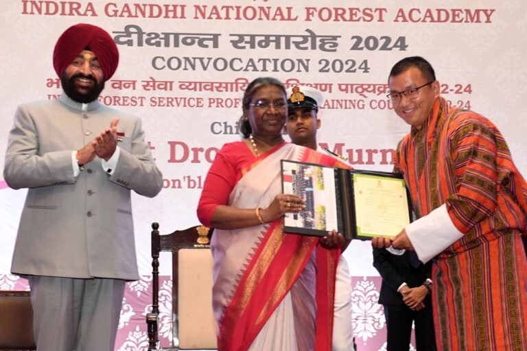 राष्ट्रपति ने आज देहरादून के वन अनुसंधान संस्थान में भारतीय वन सेवा परिवीक्षाधीन अधिकारियों के दीक्षांत समारोह को संबोधित किया
