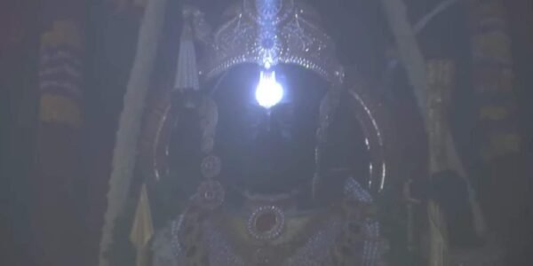 Ramlala's Surya Tilak done in Ayodhya temple, sunlight kept shining on his head