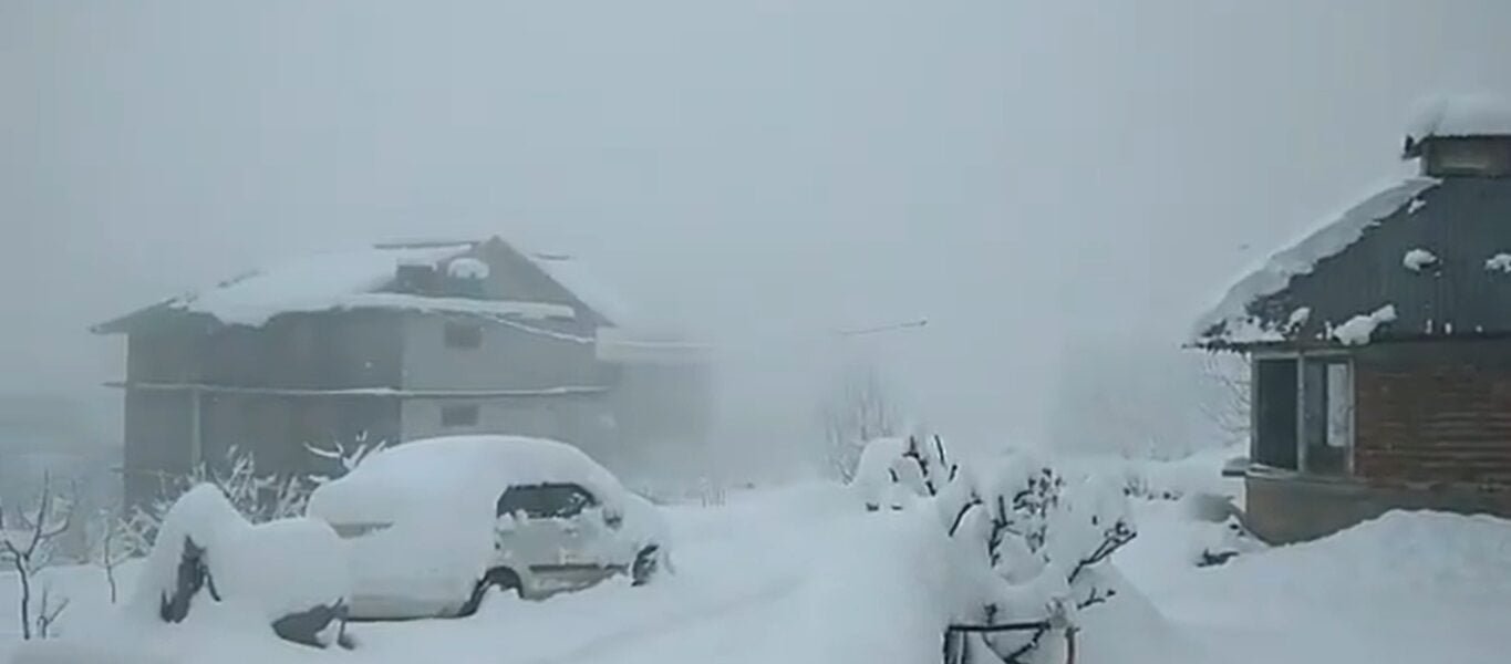 Six thousand tourists trapped in Atal Tunnel and fog due to heavy snowfall in Himachal Pradesh were rescued safely.