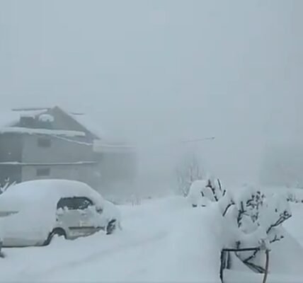 Six thousand tourists trapped in Atal Tunnel and fog due to heavy snowfall in Himachal Pradesh were rescued safely.