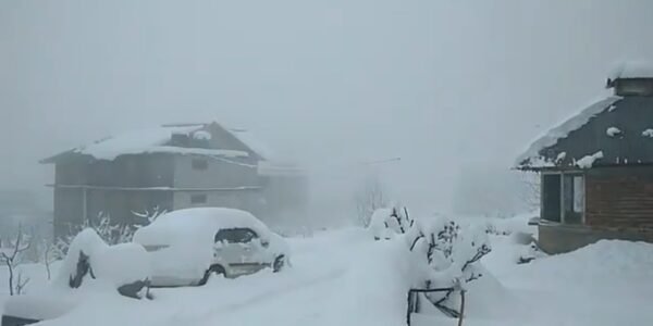 Six thousand tourists trapped in Atal Tunnel and fog due to heavy snowfall in Himachal Pradesh were rescued safely.