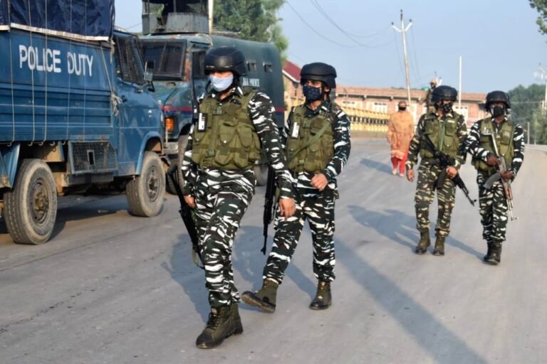 जम्मू-कश्‍मीर के बारामूला जिले में सौपोर के नौपोरा क्षेत्र में सुरक्षा बलों ने आज मुठभेड़ में दो आतंकवादियों को मार गिराया
