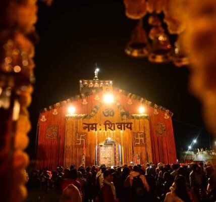 As soon as the doors of the temple opened on the occasion of Akshaya Tritiya, a huge crowd of devotees gathered at Shri Kedarnath Dham.