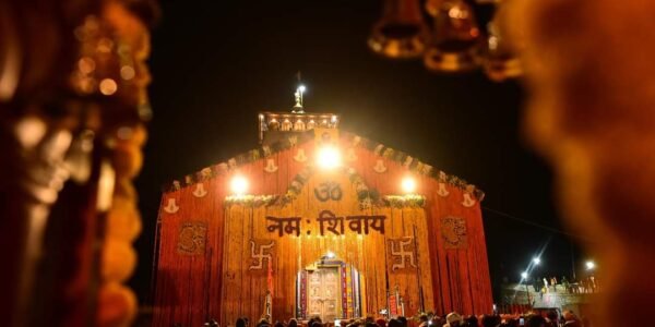 As soon as the doors of the temple opened on the occasion of Akshaya Tritiya, a huge crowd of devotees gathered at Shri Kedarnath Dham.
