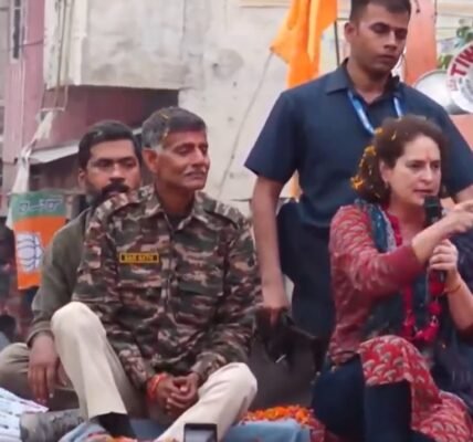 Congress General Secretary Priyanka Gandhi Vadra did a road show in Fatehabad today.