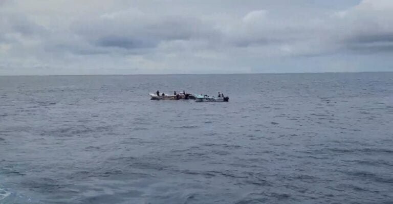 भारतीय तट रक्षक बल ने भारतीय जल क्षेत्र में अवैध रूप से शिकार कर रही श्रीलंका की पांच नौकाओं को पकड़ा