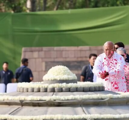 Mallikarjun Kharge, Sonia Gandhi and Rahul Gandhi and many leaders of the Congress Party paid tribute to Rajiv Gandhi on his death anniversary