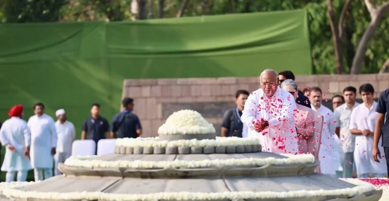 Mallikarjun Kharge, Sonia Gandhi and Rahul Gandhi and many leaders of the Congress Party paid tribute to Rajiv Gandhi on his death anniversary