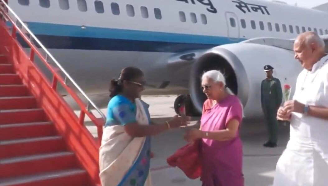 President Draupadi Murmu reached Ayodhya, Governor Anandiben Patel welcomed her