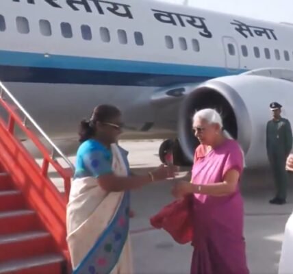 President Draupadi Murmu reached Ayodhya, Governor Anandiben Patel welcomed her