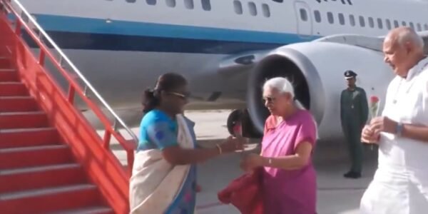 President Draupadi Murmu reached Ayodhya, Governor Anandiben Patel welcomed her