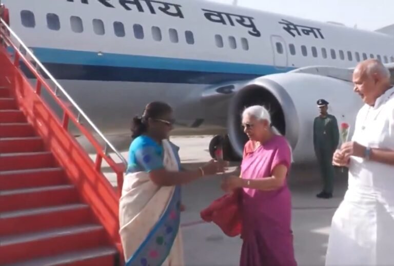 President Draupadi Murmu reached Ayodhya, Governor Anandiben Patel welcomed her
