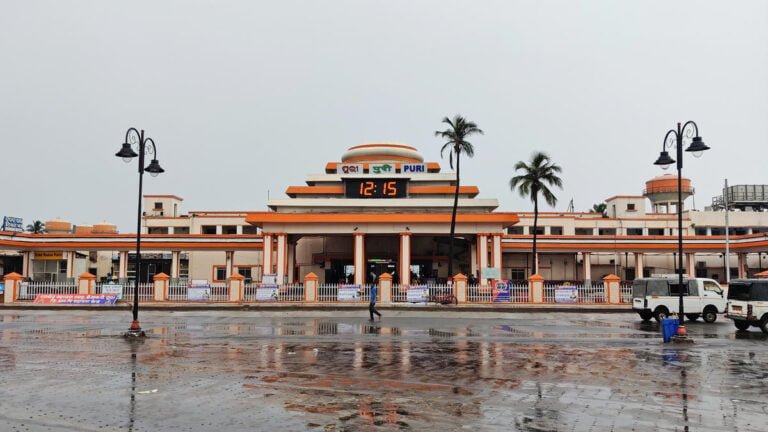 भगवान जगन्नाथ, बलभद्र और देवी सुभद्रा के रथ के पहिए बढ़ाएंगे पुरी रेलवे स्टेशन की शोभा
