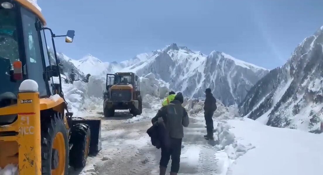 Srinagar-Leh highway, closed for last ten days due to bad weather and avalanche, opens