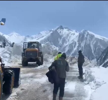 Srinagar-Leh highway, closed for last ten days due to bad weather and avalanche, opens