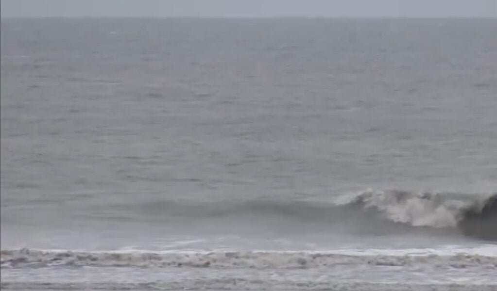 Strong winds and heavy rain continue in many parts of West Bengal since last night after cyclone 'Remal' made landfall.