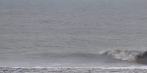 Strong winds and heavy rain continue in many parts of West Bengal since last night after cyclone 'Remal' made landfall.