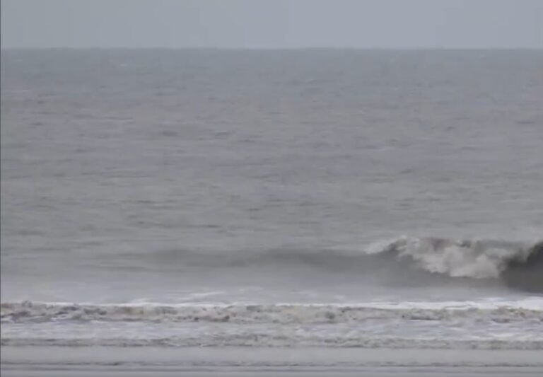 चक्रवात ‘रेमल’ के टकराने के बाद कल रात से पश्चिम बंगाल के कई हिस्सों में तेज़ हवाएं और भारी बारिश जारी