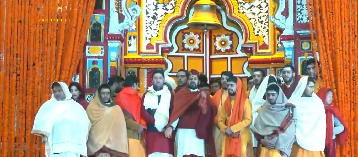 Uttarakhand The doors of Badrinath Dham opened today at 6 am with Vedic chanting.