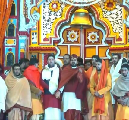 Uttarakhand The doors of Badrinath Dham opened today at 6 am with Vedic chanting.
