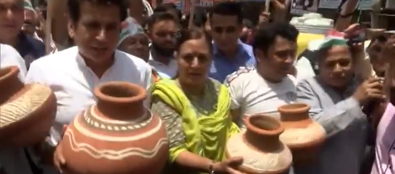 BJP and Congress protested against Kejriwal government over the ongoing water crisis in Delhi
