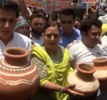 BJP and Congress protested against Kejriwal government over the ongoing water crisis in Delhi