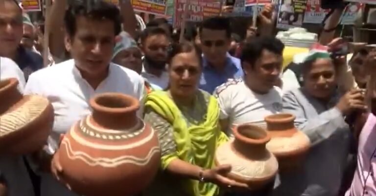 दिल्ली में चल रहे जल संकट को लेकर बीजेपी और कांग्रेस ने केजरीवाल सरकार के खिलाफ प्रदर्शन किया