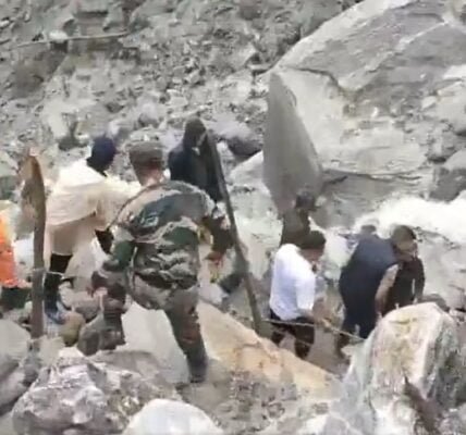 Continuous rains in Assam and Arunachal Pradesh have affected life in many districts, rescue operations are in full swing to evacuate tourists stranded in Sikkim
