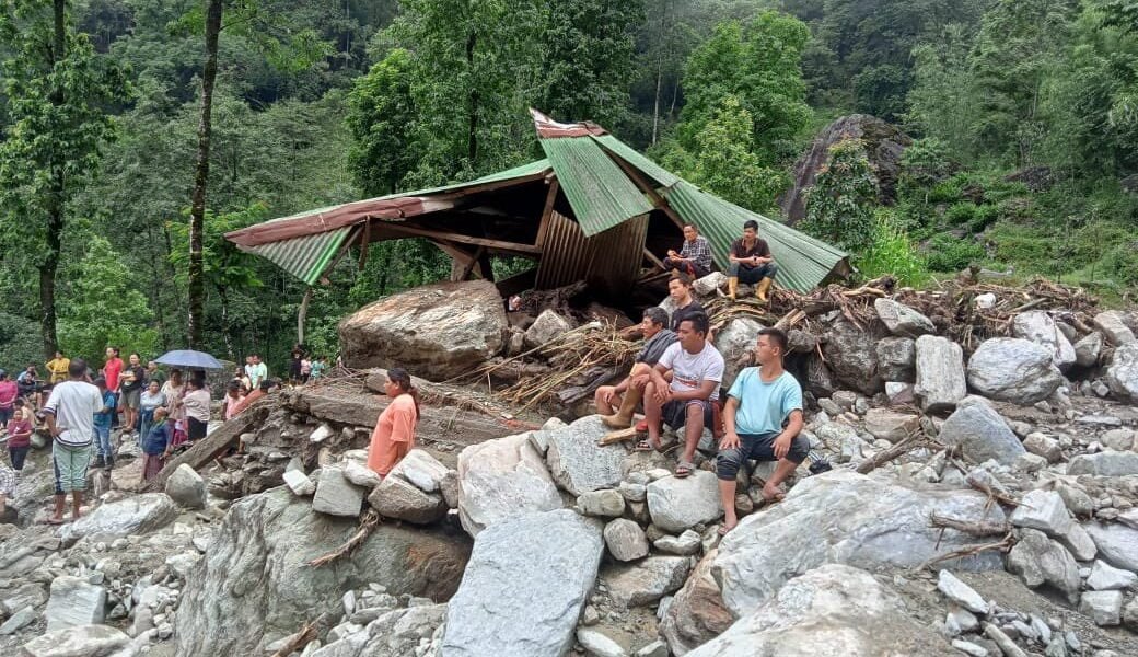 Due to continuous heavy rains in Sikkim, landslides occurred at many places in the northern part of the state, more than a thousand tourists stranded
