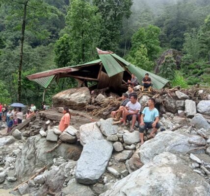 Due to continuous heavy rains in Sikkim, landslides occurred at many places in the northern part of the state, more than a thousand tourists stranded