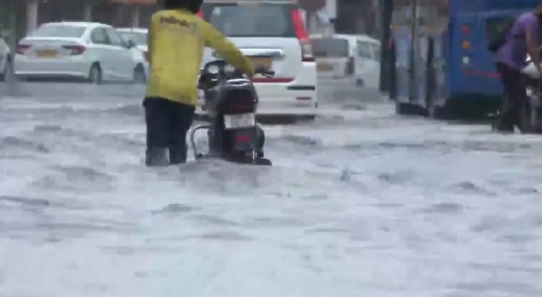 Due to heavy rains in the national capital Delhi, waterlogging has occurred in many areas