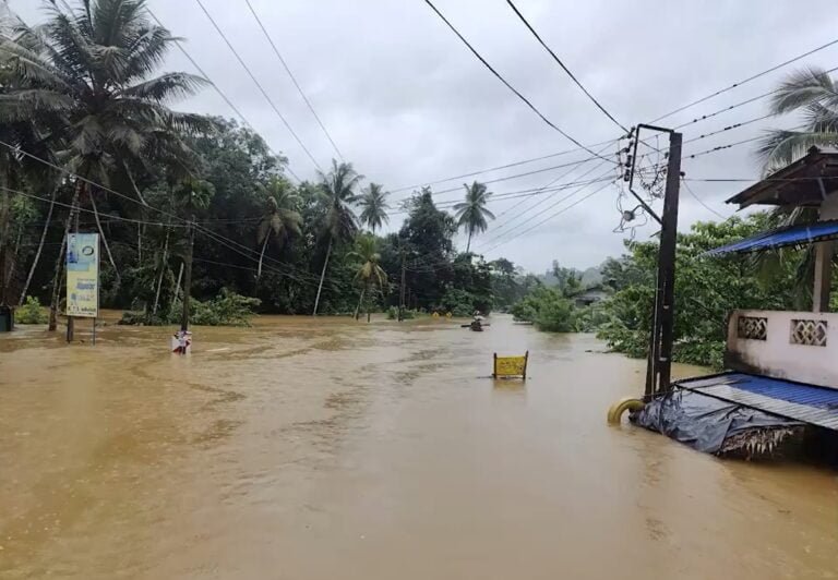 श्रीलंका में हुई भीषण बारिश से पूरे द्वीप में बड़े पैमाने पर तबाही हुई है, जिसमें 15 लोगों की मौत