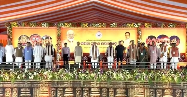 ओडिशा के मनोनीत मुख्यमंत्री मोहन चरण माझी ने भुवनेश्वर के जनता मैदान में मुख्यमंत्री पद की शपथ ली