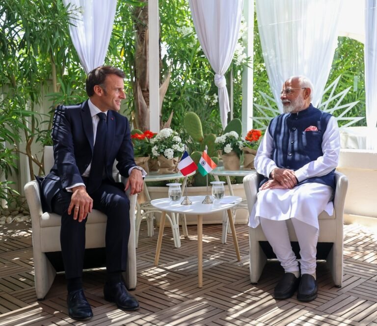 प्रधानमंत्री नरेन्द्र मोदी ने आज फ्रांस राष्ट्रपति इमैनुएल मैक्रों के साथ चर्चा की