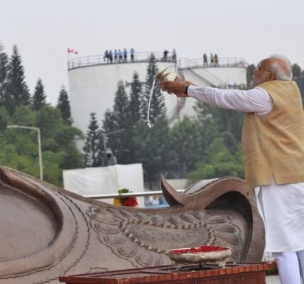 PM Narendra Modi pays tribute to Nadaprabhu Kempegowda on his birth anniversary