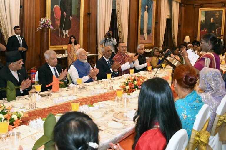 राष्ट्रपति मुर्मू ने पड़ोसी देशों के नेताओं के लिए रात्रिभोज की मेजबानी की