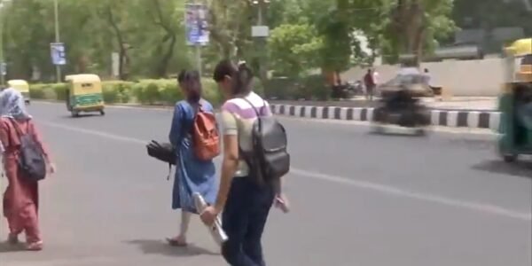 Weather information Delhi has a humid morning, light rain expected