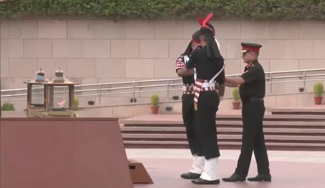 Army Chief General Upendra Dwivedi paid floral tribute at the National War Memorial