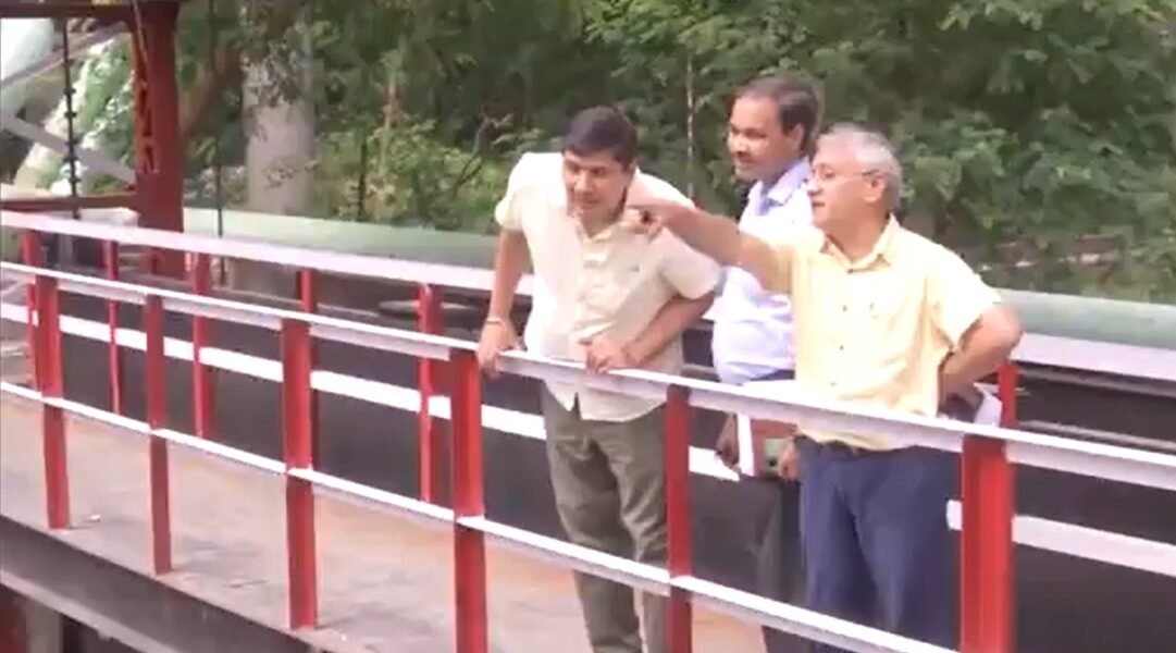 Delhi government minister Saurabh Bhardwaj inspected the barrage built on drain number 12 near the WHO building
