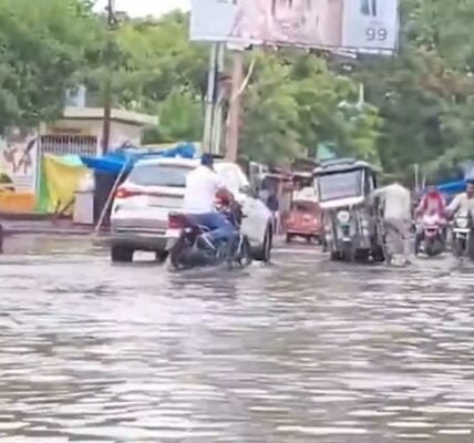 Due to heavy rainfall in many places of Uttar Pradesh and release of water from barrages, flood like situation has arisen in the low lying areas.