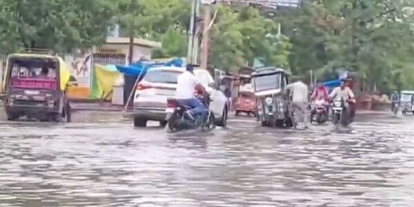 Due to heavy rainfall in many places of Uttar Pradesh and release of water from barrages, flood like situation has arisen in the low lying areas.