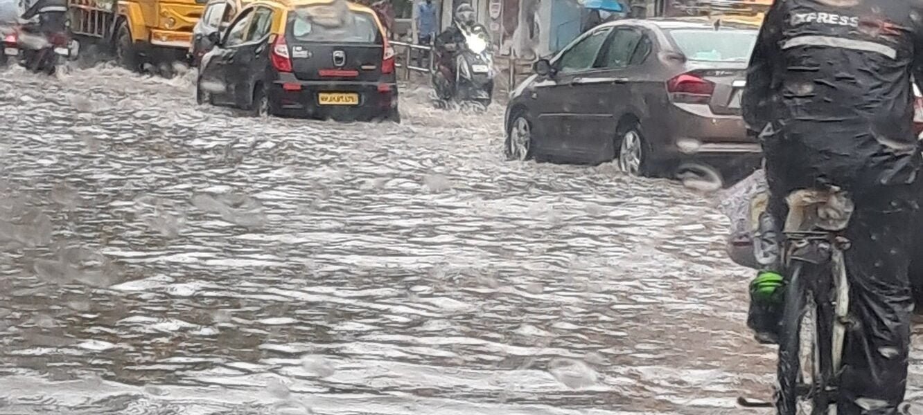 IMD issued a red alert for heavy rain in Mumbai today