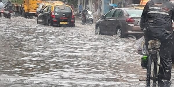 IMD issued a red alert for heavy rain in Mumbai today