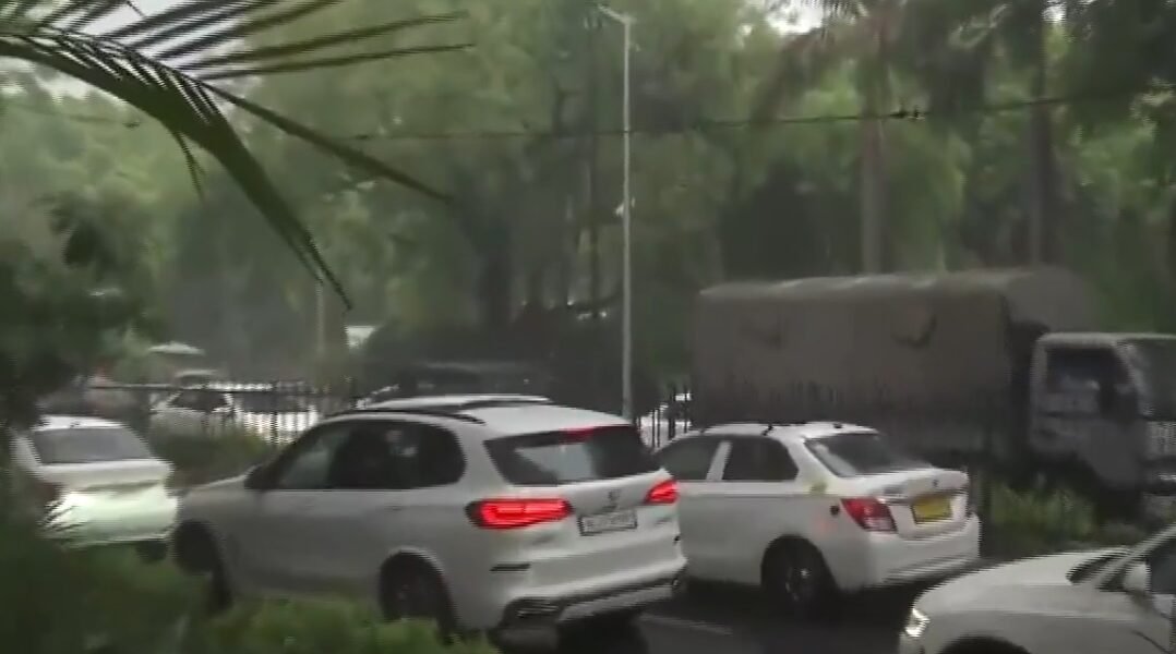 It rained in some parts of the national capital Delhi, people got relief from the humid weather