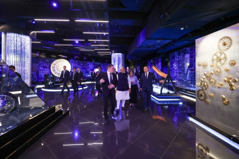 प्रधानमंत्री मोदी ने राष्ट्रपति व्लादिमीर पुतिन के साथ आज मास्को में अखिल रूसी प्रदर्शनी केंद्र, VDNKh का दौरा किया