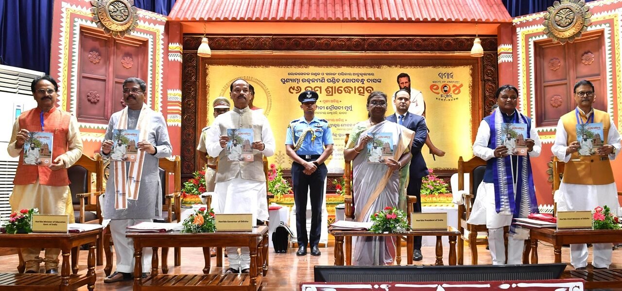 President Draupadi Murmu attended the function organized on the 96th death anniversary of Utkalamani Pandit Gopabandhu Das in Bhubaneswar, Odisha